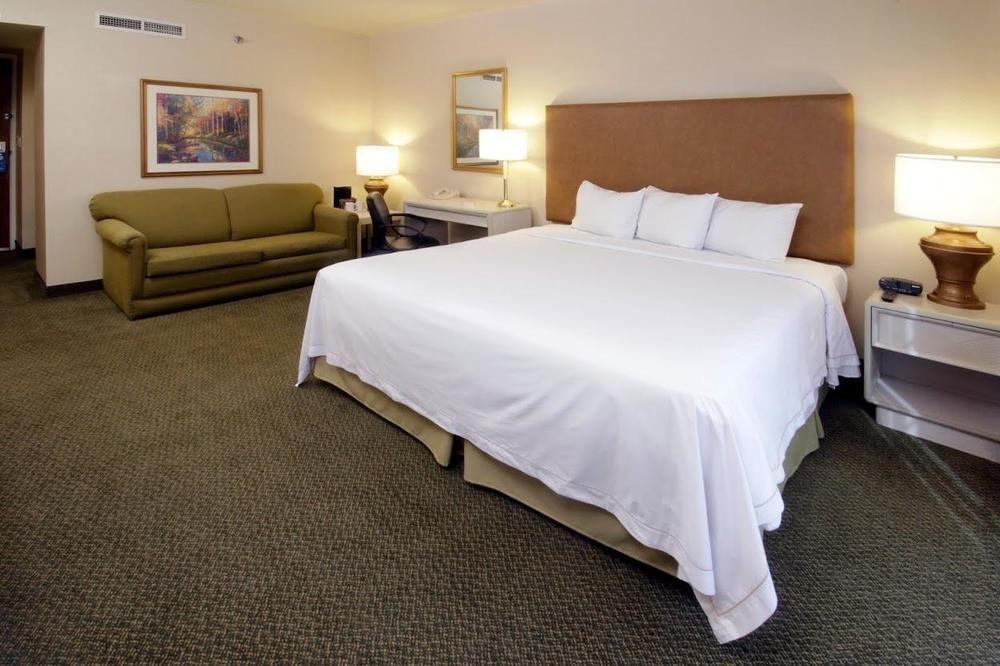 Istay Hotel Ciudad Juarez Luaran gambar A typical room at the Hilton Garden Inn