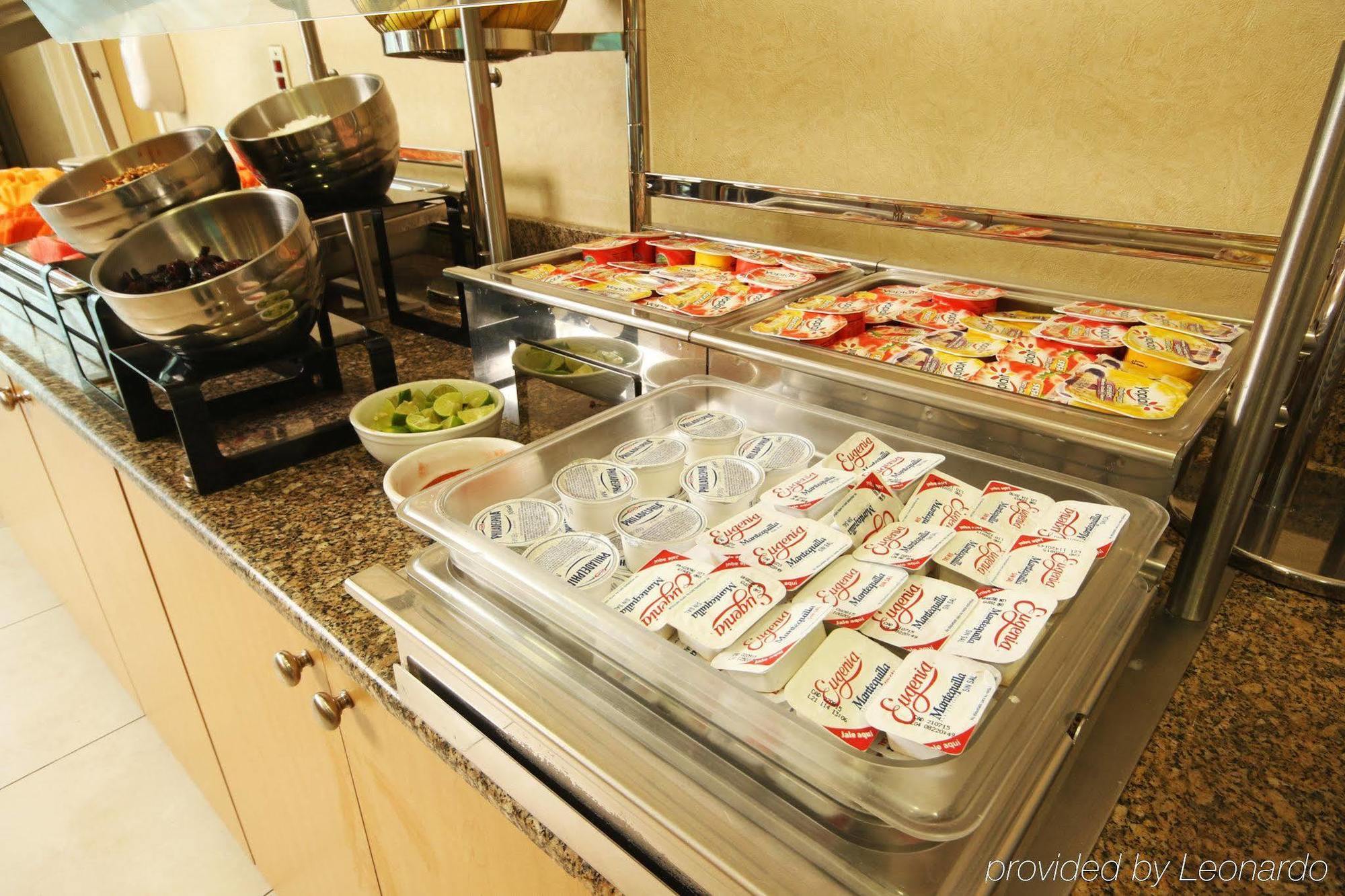Istay Hotel Ciudad Juarez Luaran gambar A condiment bar at a restaurant