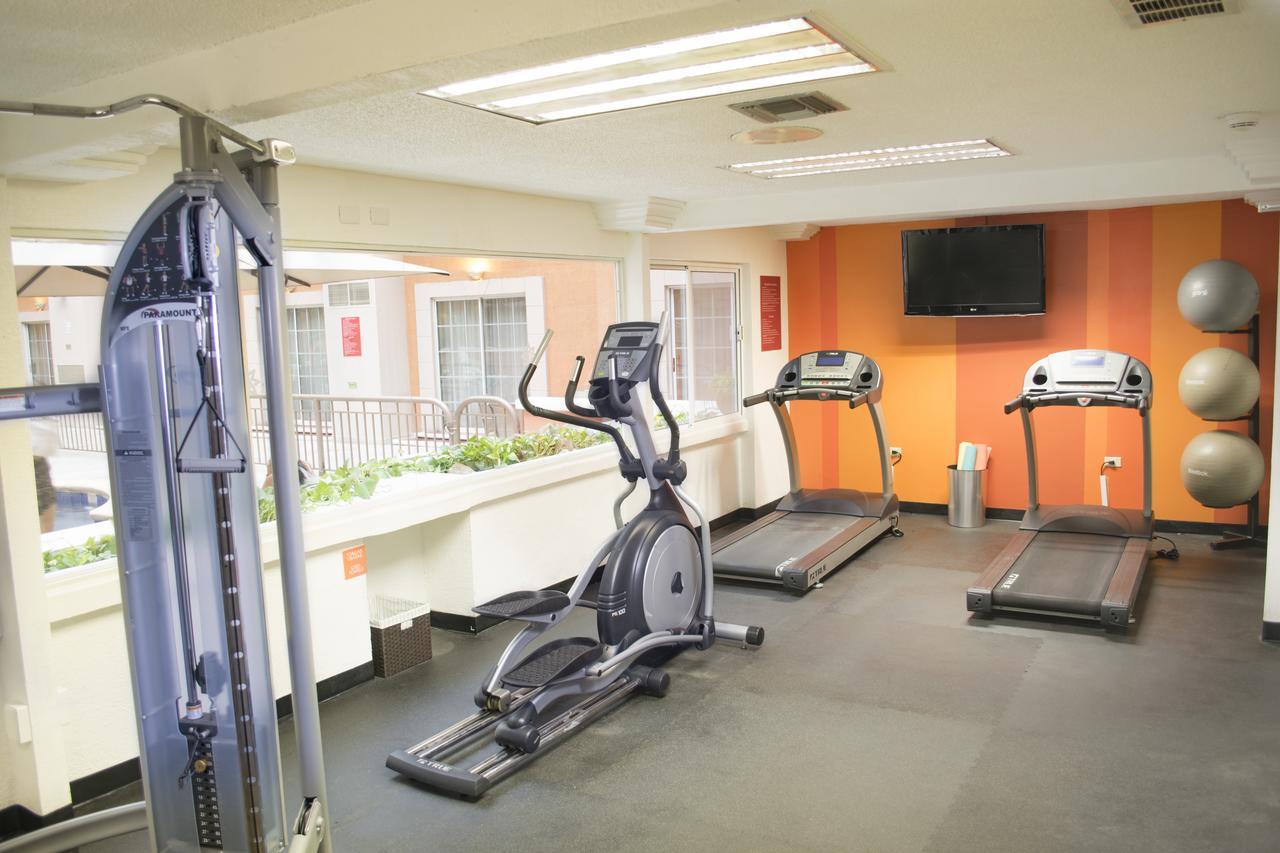 Istay Hotel Ciudad Juarez Luaran gambar A typical gym